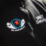 Close-up billede af BS Securitys logo på trøje