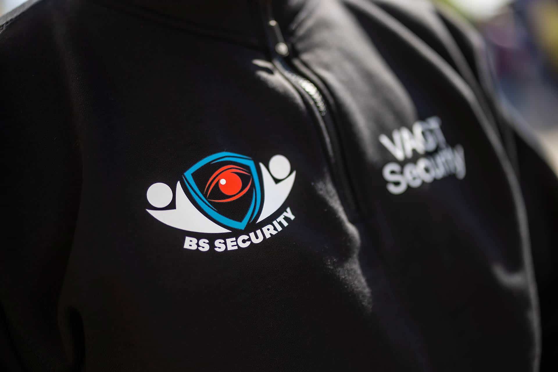 Close-up billede af BS Securitys logo på trøje