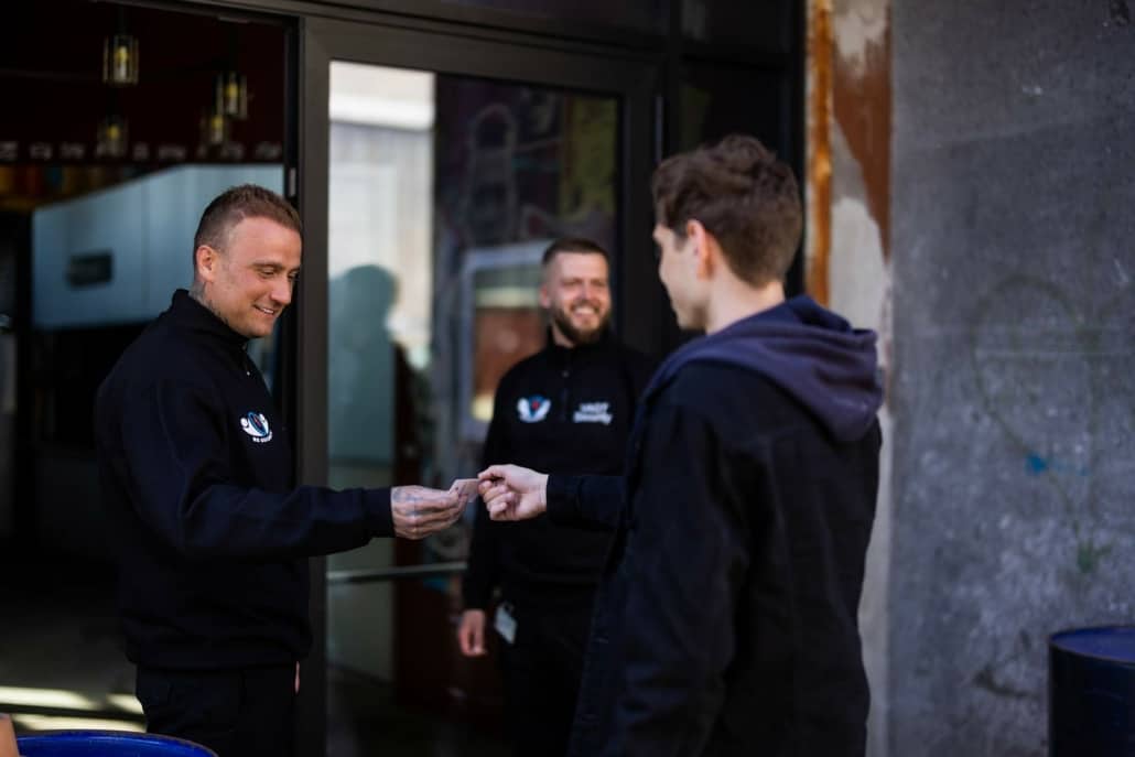 Dørmænd fra BS Security der tjekker ID på ung mand