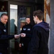 Dørmænd fra BS Security der tjekker ID på ung mand